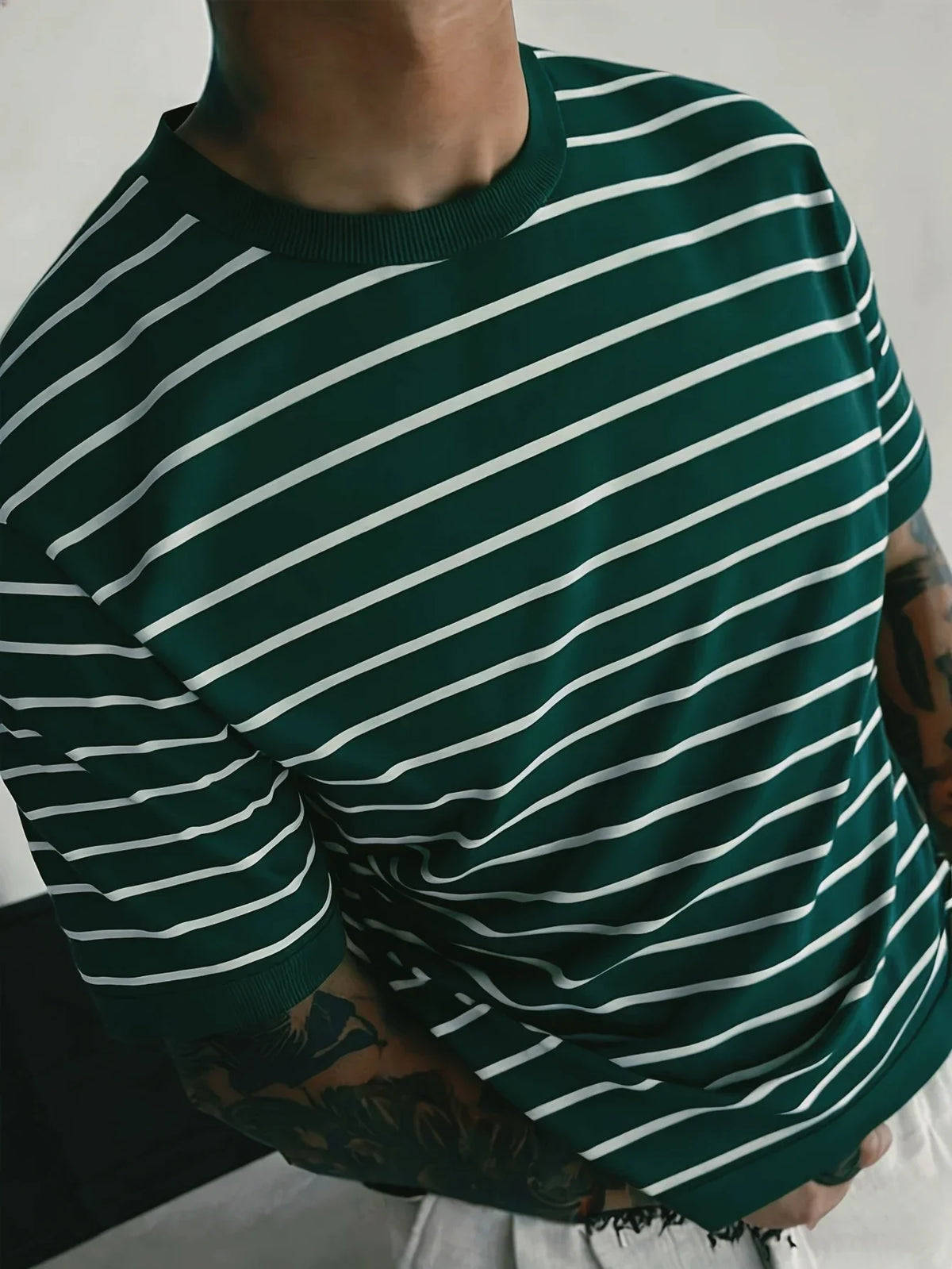 Camiseta de punto de cuello redondo a rayas para hombre, color burdeos